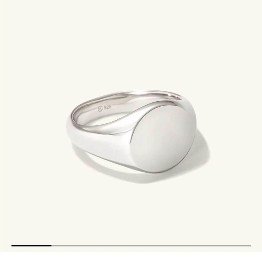 Mejuri Round Signet Ring - Picture 4 of 7